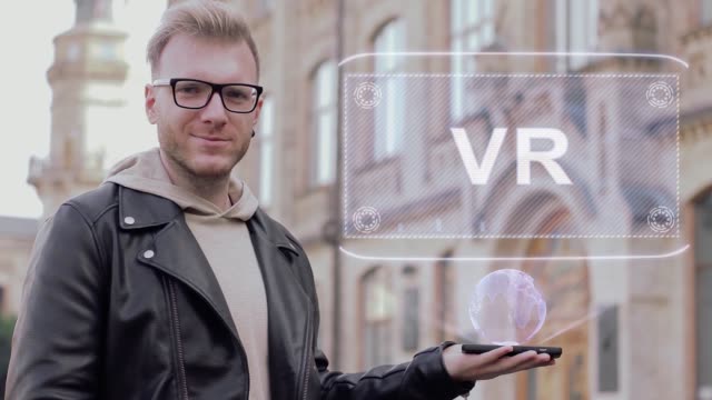 El-hombre-inteligente-muestra-holograma-VR