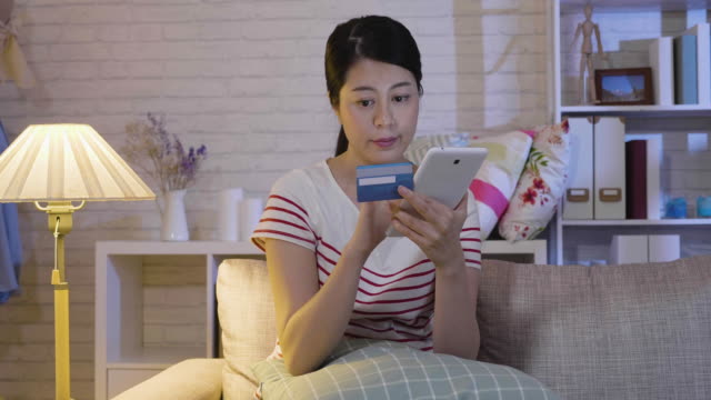 Ehefrau-Online-Shopping-mit-EC-Karte-bezahlen