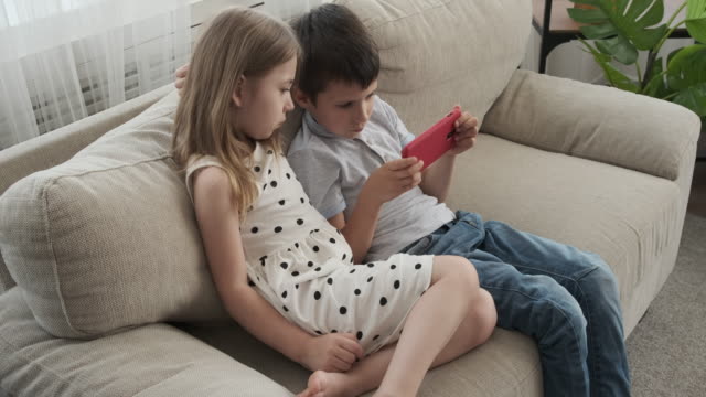 Kids-playing-game-on-mobile-phone
