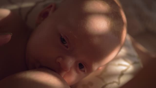 Bebé-lactante-de-tres-meses