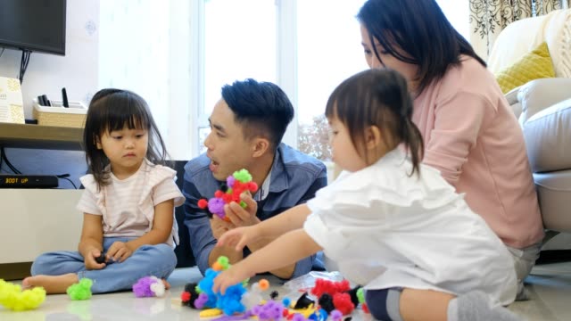 Asiatische-Familie-spielt-Spielzeugblöcke-zu-Hause