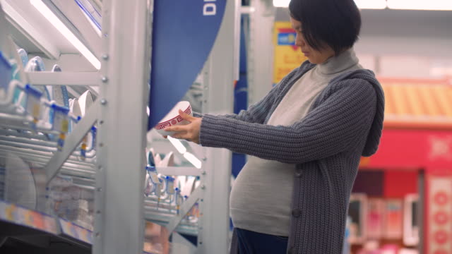 Schwangere-asiatische-Frau-einkaufen-auf-dem-Markt