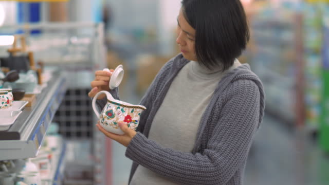 Mujer-asiática-embarazada-comprando-en-el-mercado