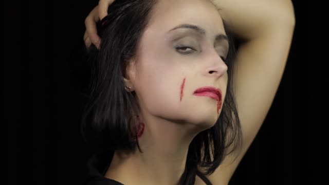 Vampir-Halloween-Make-up.-Frau-Porträt-mit-Blut-auf-ihrem-Gesicht.