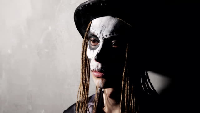Porträt-des-Mannes-mit-beängstigend-Halloween-Make-up-in-schwarzen-Hut-und-fürchtet-Haare
