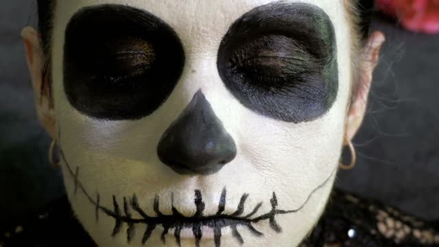 Mujer-con-Día-de-Muertos,-Maquillaje-de-Halloween