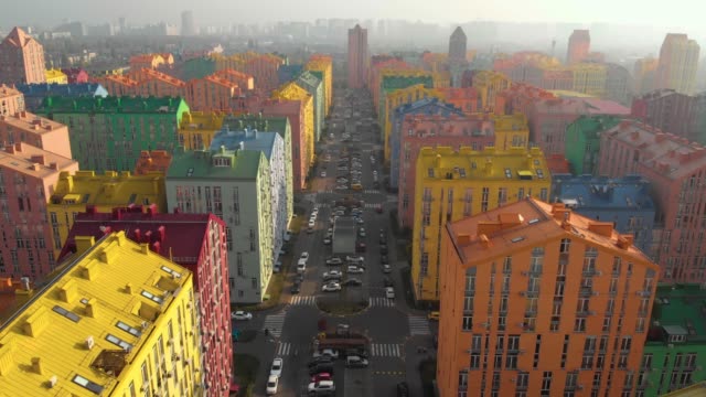 Zona-residencial-con-casas-coloridas,-vista-aérea