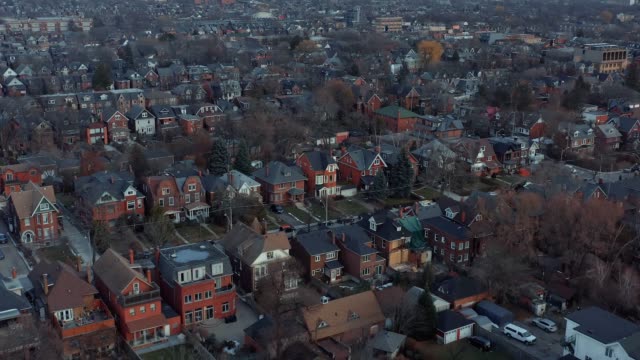 Luftaufnahme-eines-West-End-Toronto-Neighborhood-im-Spätherbst.