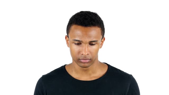 Traurig-traurig-schwarzer-Mann-auf-weißem-Hintergrund