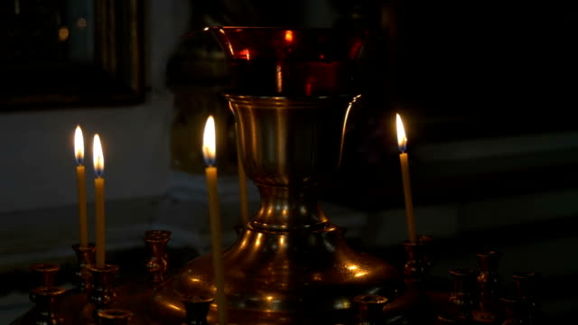 Brennende-Kerzen-vor-dem-Altar-in-der-Kirche.-Gemeindemitglied-der-Kirche-zu-beten.