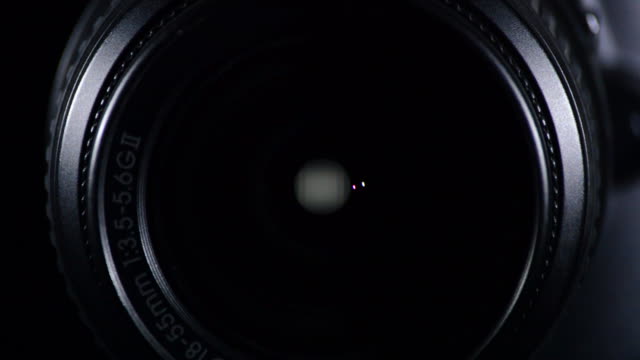 Lens-Reflex-Camera-Focusing-and-Shooting