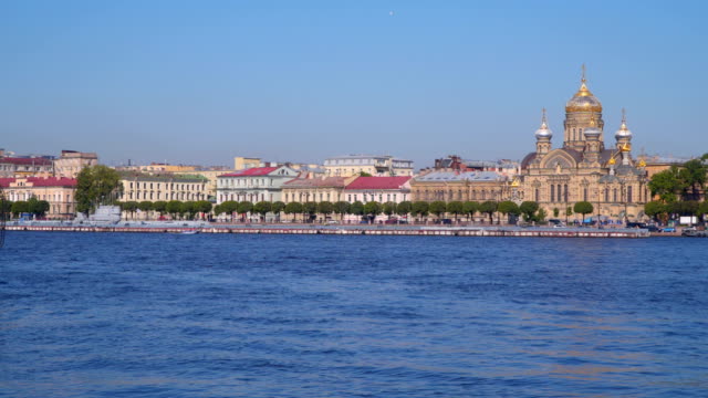 Velas-de-un-barco-de-la-policía-en-el-río-Neva-en-San-Petersburgo