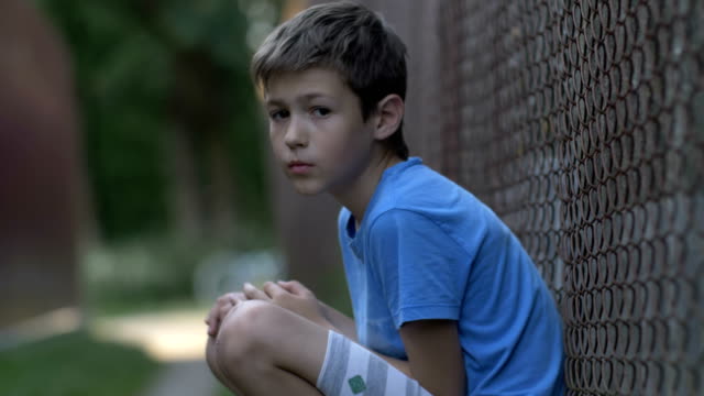 Traurige-Überraschung-missbraucht-Teenager-Junge-sitzt-allein,-einsam-Obdachloser-junge,-Schmerzen-im-Gesicht
