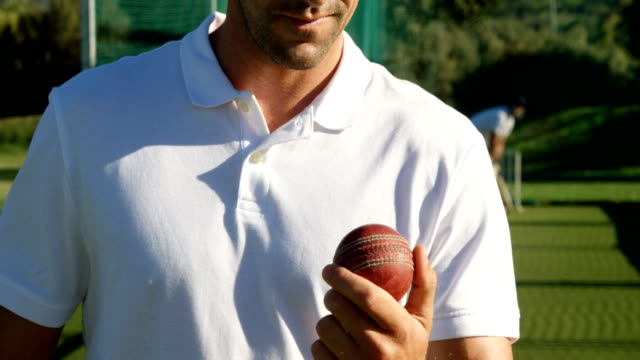 Zuversichtlich-Cricketspieler-mit-Ball-während-einer-Übung