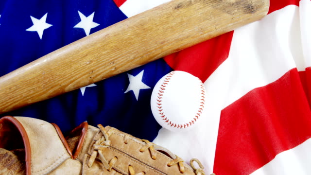 Baseball,-Baseballschläger-und-Baseball-Handschuhe-auf-eine-amerikanische-Flagge