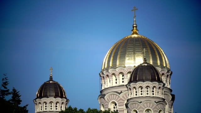 Natividad-de-la-Catedral-de-Christ,-Riga,-Letonia-fue-construida-para-diseño-de-Nikolai-Chagin-y-Robert-Pflug-en-un-estilo-Neo-Byzantine-entre-1876-y-1883,-durante-el-período-cuando-el-país-era-parte-de-Imperio-ruso,