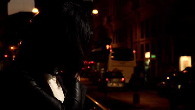 Sad-deprimiert-chinesische-Frau-Profil-allein-auf-der-Straße-in-der-Nacht