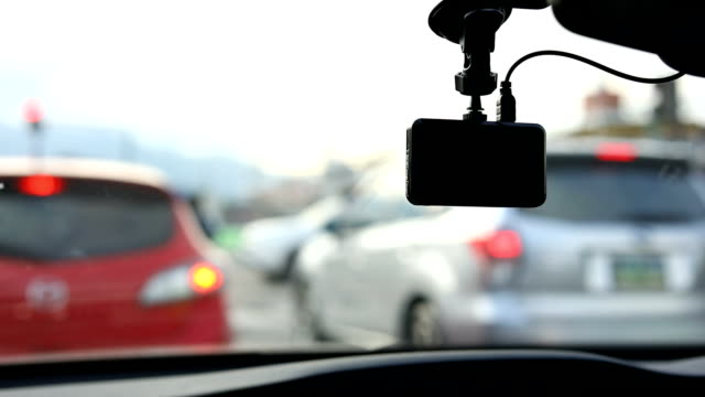 Video-Kamera-Recorder-in-treibende-Autoverkehr-jam-auf-städtische-Straße