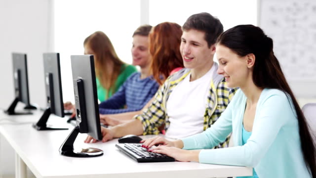 estudiantes-usar-computadoras-en-clase-en-la-escuela