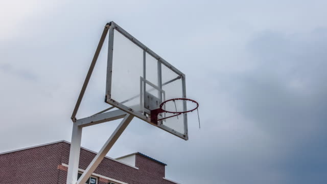 Ein-Basketball-Ring-in-der-Schule-in-Asien-mit-Zeitraffer-bewölkten-Hintergrund