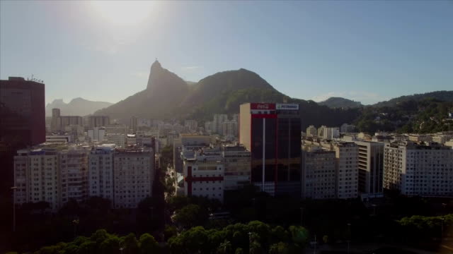 Rio-De-Janeiro-Antenne:-seitwärts-bewegen-über-Botafogo-Strand-mit-Christus,-dem-Erlöser-im-Hintergrund-und-Hochhäuser-im-Vordergrund