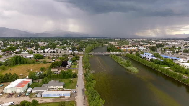 Por-la-tarde-tormenta-Missoula-Montana-Clark-Fork-River-rayo