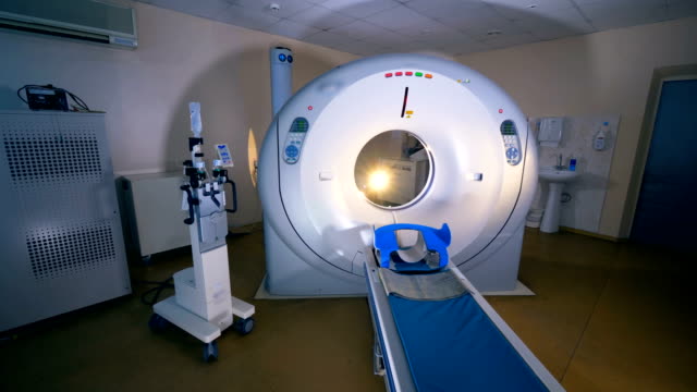 La-proyección-de-imagen-de-resonancia-magnética-MRI-escáner-en-un-hospital-moderno.