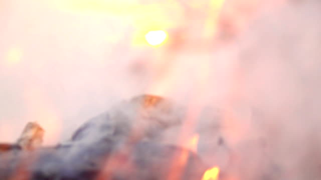 Smog-schwimmend-auf-Feuer-Flamme-auf-dunklem-Hintergrund