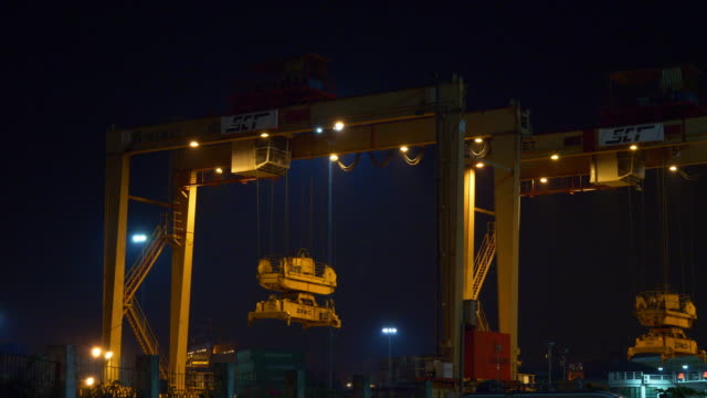 Nacht-erleuchtet-Shenzhen-Stadt-berühmten-Hafen-arbeiten-Kran-4k-china