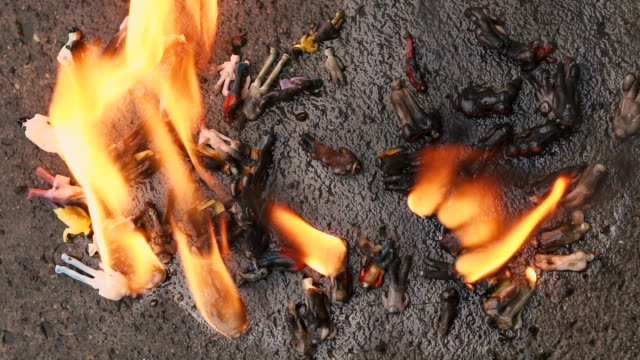 Burning-people.-Models-of-people-are-burning.-The-concept-of-aggression,-ecology,-danger.-Slow-motion.
