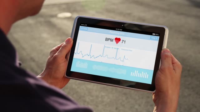 Hombre-tiene-Tablet-dispositivo-para-monitorear-su-Electrocardiograma