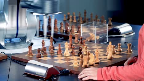Una-niña-de-escuela-inteligente-es-jugar-al-ajedrez-con-una-computadora.