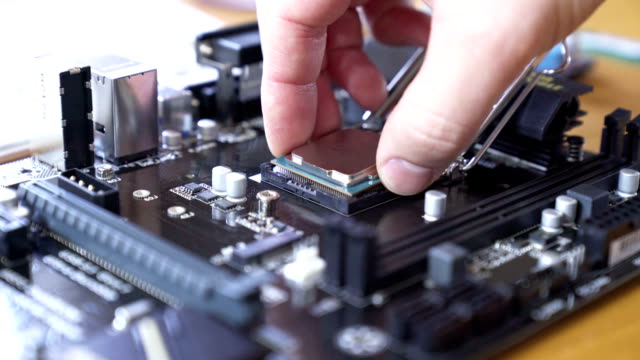 Ingenieur-setzt-die-CPU-in-das-Mainboard