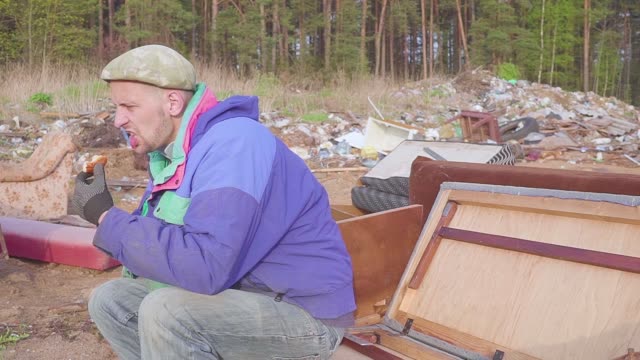 Obdachloser-Mann-isst-auf-der-Müllkippe-sozialen-video