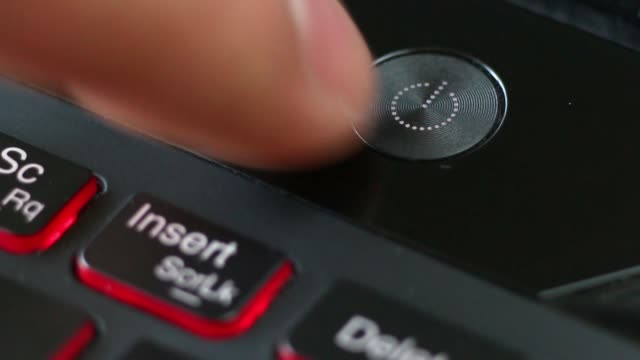 Presionar-el-botón-Power-para-apagar-la-computadora-portátil