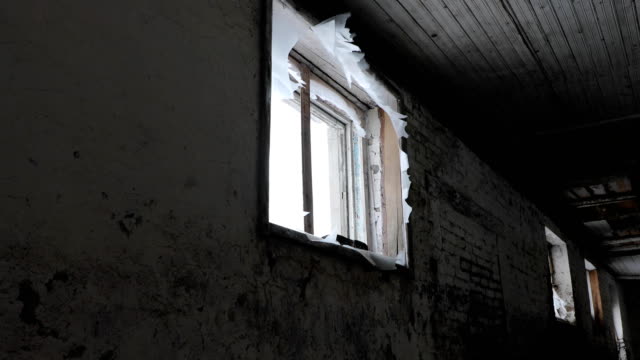 zerbrochenes-Fenster-in-einem-alten-verlassenen-Gebäude