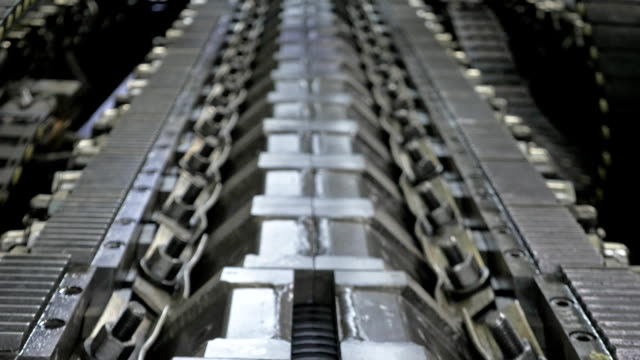 Fabricación-de-tuberías-plásticas-de-agua.-Fabricación-de-tubos-a-la-fábrica.-El-proceso-de-fabricación-de-tubos-de-plástico-en-la-máquina-herramienta-con-el-uso-de-presión-de-agua-y-aire.-Formas-especiales-de-cartón-corrugadas.