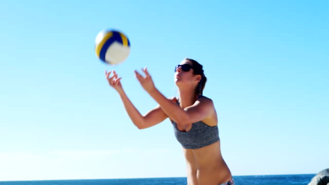 Weibliche-Volleyball-Spieler-spielen-Sie-Volleyball-4k