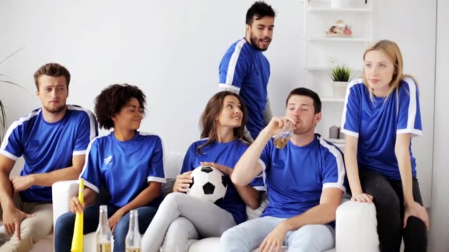 Freunde-oder-Fußball-Fans-zu-Hause-Fussball