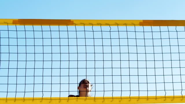 Weibliche-Volleyball-Spieler-spielen-Sie-Volleyball-4k
