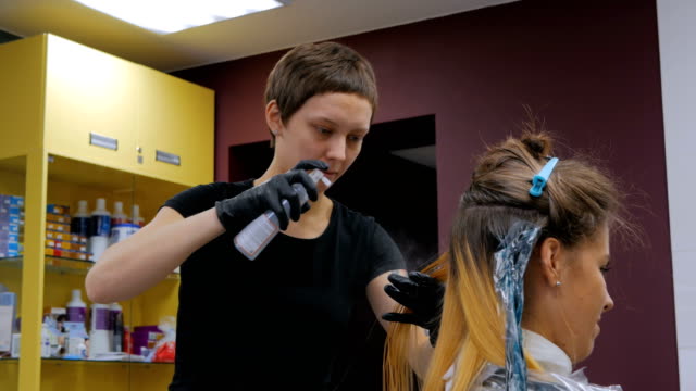Professioneller-Friseur-Frisur-zu-tun,-denn-junge-Frau-hübsche