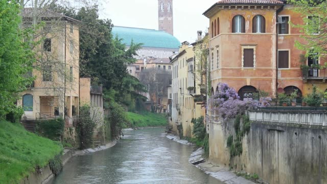 Kanal-in-Vicenza-(Italien)-an-einem-regnerischen-Tag
