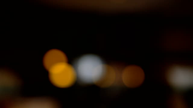 Nachtleben-der-Stadt,-Auto-Lichter-in-der-Nacht,-bunten-Bokeh,-abstrakten-Hintergrund-unscharf
