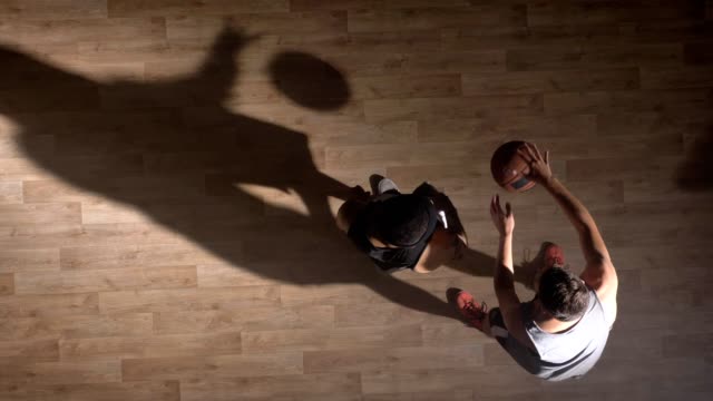 TopShot,-árbitro-dar-baloncesto-jugador,-dos-jugadores-de-oposición-tratando-de-sacar-bola