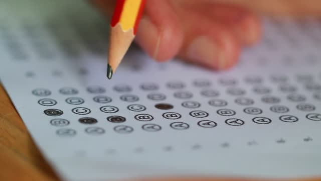 Studenten-testen-Prüfung-mit-Bleistift-Zeichnung-ausgewählte-Multiple-Choice-Tests-oder-Prüfungen-Tests-beantworten-Blätter-Übungen-in-der-Schule,-Hochschule-Universität-Klassenzimmer