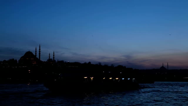 Active-night-tourist-life-in-Istanbul,-illuminated-Blue-Mosque-landmark,-travel