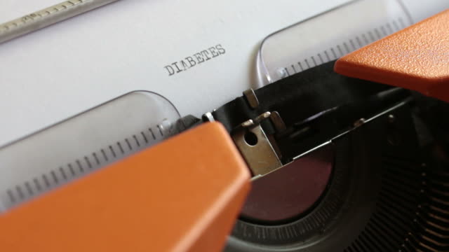 Aufnahmen-von-einer-Person-DIABETES-auf-einer-alten-Schreibmaschine-schreiben-hautnah