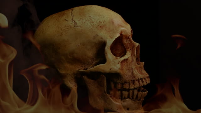 Menschlicher-Schädel-in-Feuer-und-Rauch-auf-schwarzem-Hintergrund.