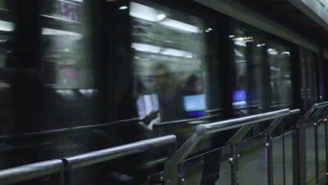 Metro-urbano-pasando-estación-Metal-viajes-transporte