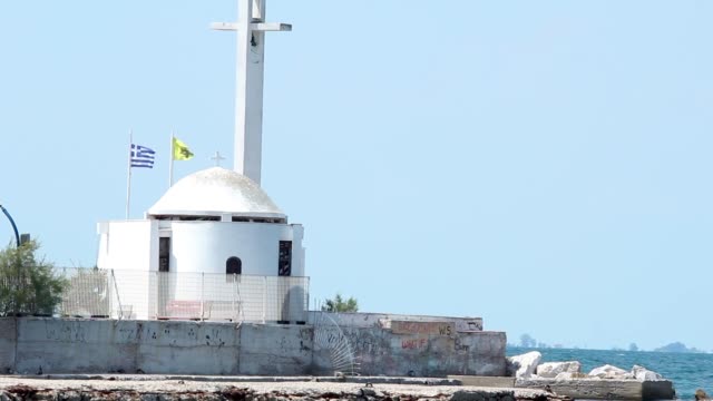 Iglesia-ortodoxa-griega-en-el-mar